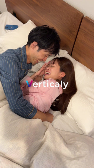 ベッドで笑う二人