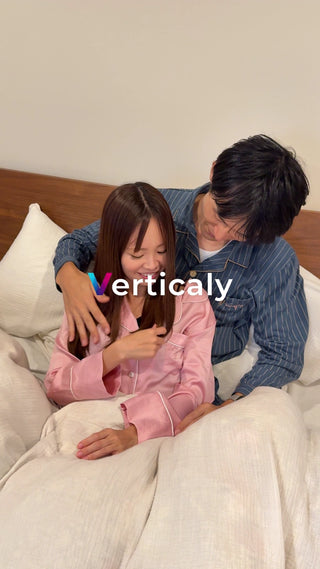 ベッドで寄り添う二人