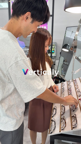 眼鏡を選ぶ二人