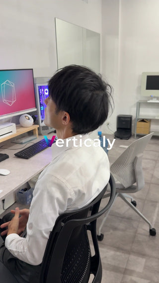 PC作業、集中する横顔