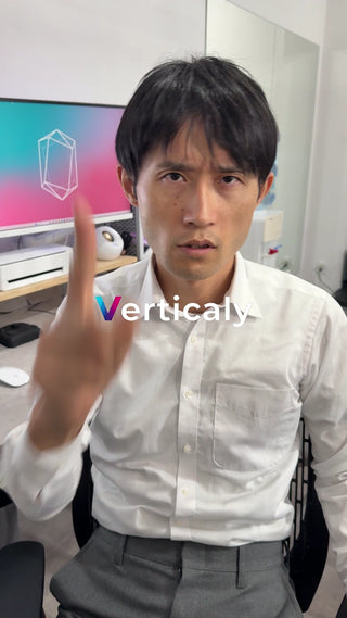 指を立てる男性、何かを主張