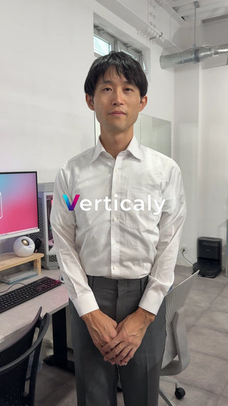 真剣な眼差しのビジネスマン