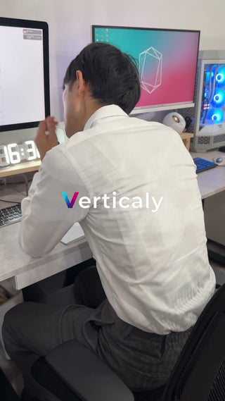 PC作業、集中する男性