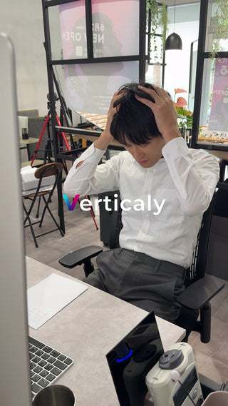 困惑するビジネスマン