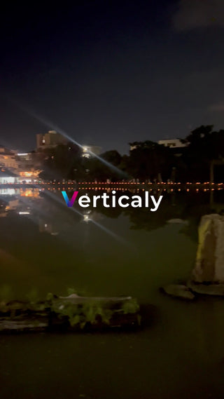 夜の湖畔、灯りの連なり