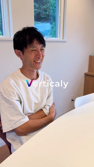 笑顔で話す男性