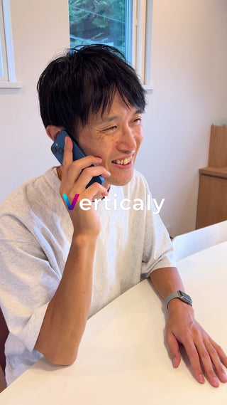 電話で話す男性、笑顔が素敵