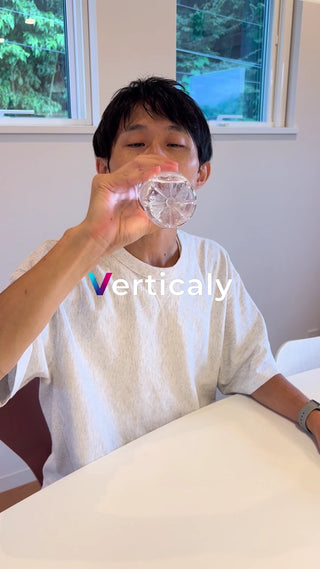 水筒から水を飲む男性