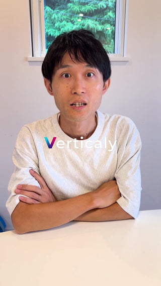 驚いた表情の日本人男性