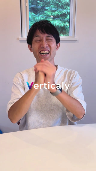 笑顔で手を叩く男性