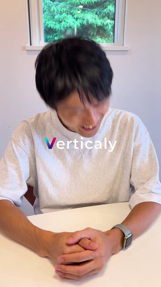 集中、何かを見つめる男性