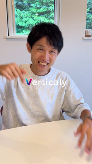 笑顔で指を指す男性