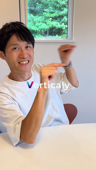 手で示す表現、笑顔の男性