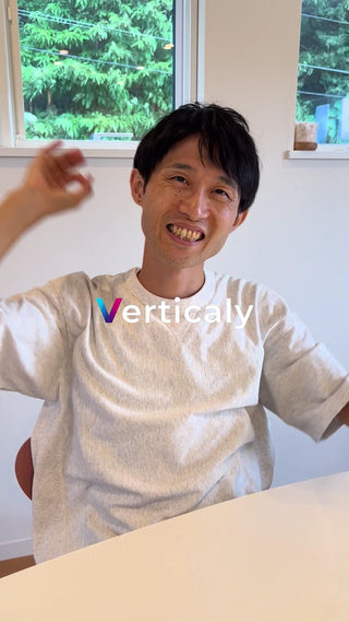 笑顔でOKサイン、晴れやかな日