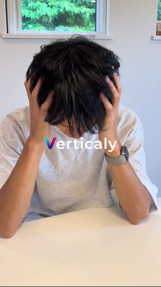 悩み、苦しみ、頭を抱える男性