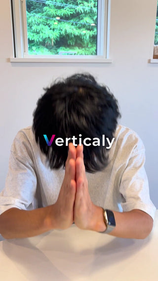 祈りを捧げる男性