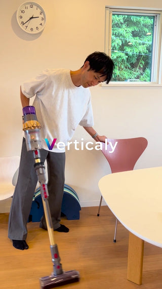 掃除機をかける男性