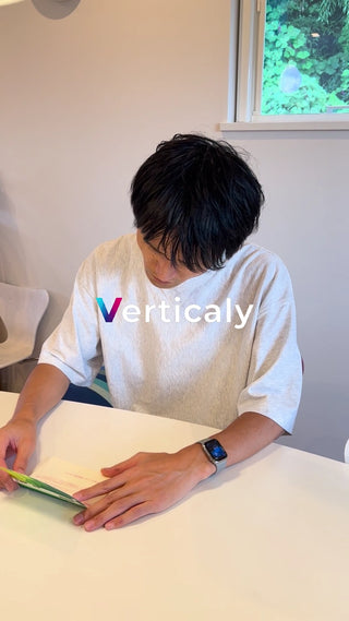 書類を扱う男性の手元