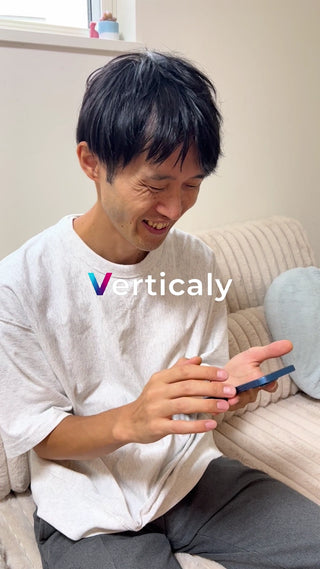 スマホを操作する男性、笑顔