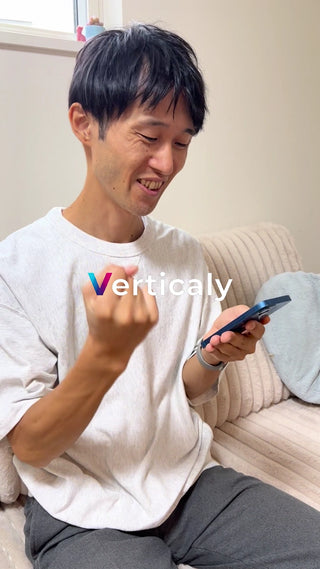 スマホを操作する男性、笑顔