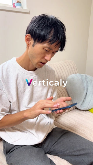 スマホを操作する男性