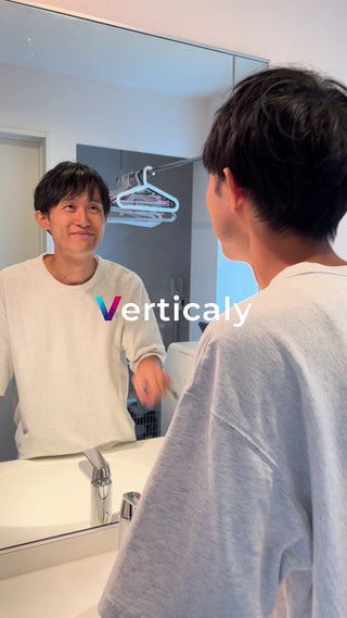 鏡に映る自分を見つめる男性