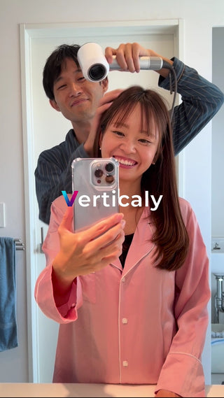 ヘアセットを手伝う、笑顔の二人