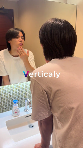 鏡を見る男性、身だしなみ