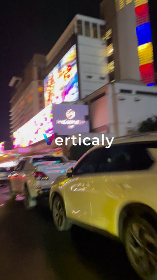 都会の夜、車窓からの風景