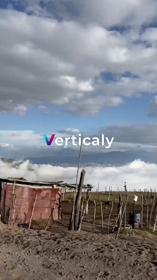 雲海と小屋、山岳風景