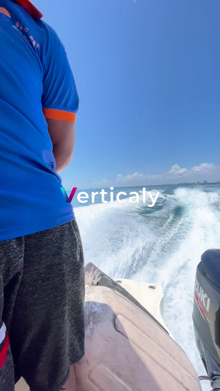 ボートの航跡と青空