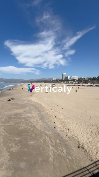 砂浜、青空の下で