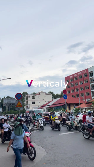 バイクが行き交う都会の風景