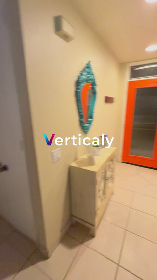 白いキャビネットと鏡