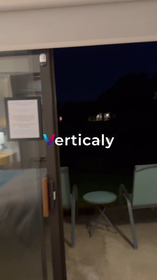 テラス席、夕暮れの風景