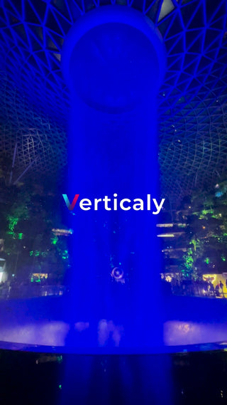 滝の流れと青い光