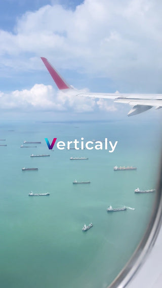 海に浮かぶタンカー群