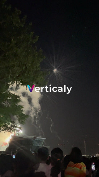 花火、夜空に咲き誇る