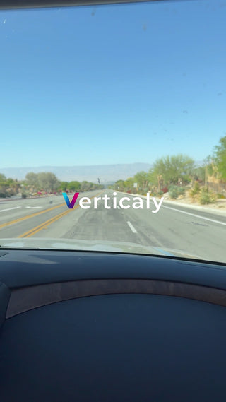 都会の道をドライブ