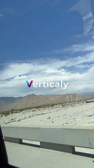 砂漠と青空、風力発電