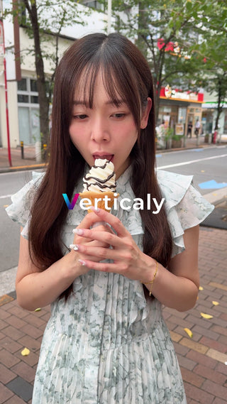 ソフトクリームを頬張る女性