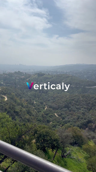 緑豊かな丘陵地帯を望む