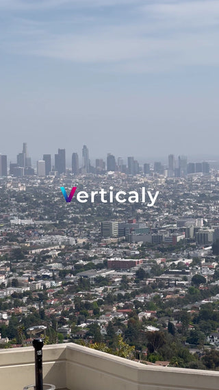 都会の風景、青空の下で
