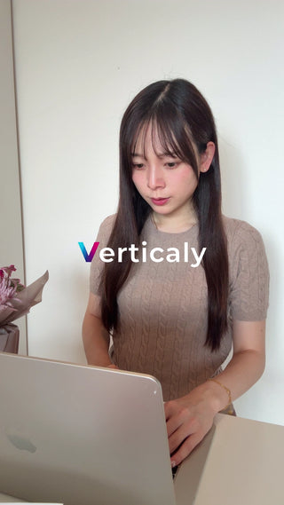 PCに向かう女性