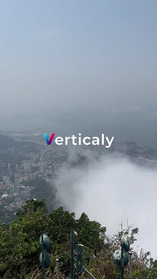 霧の中の街並み