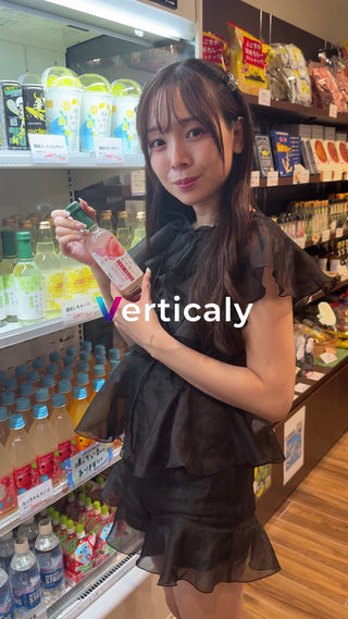 お店で桃のドリンクを選ぶ女性