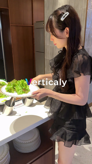 サラダを盛る女性