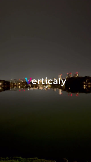 夜の湖畔、街の灯り