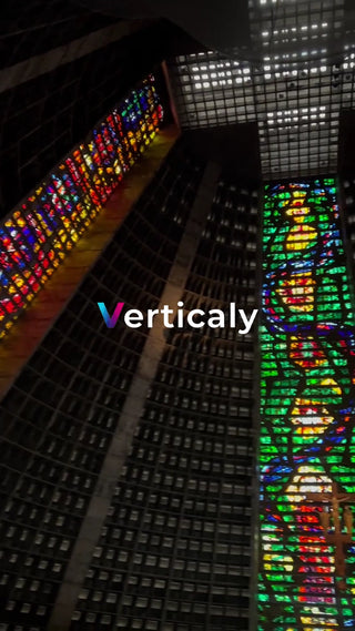 ステンドグラス輝く教会