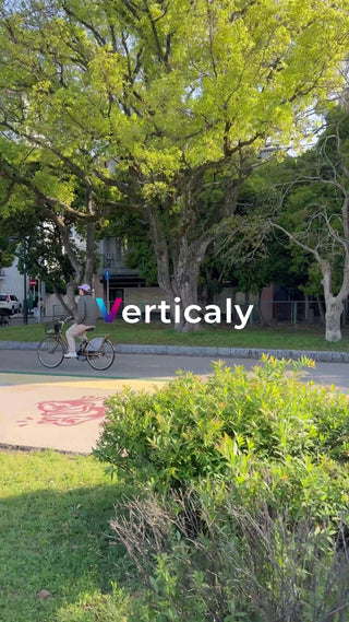 自転車に乗る女性、公園通り